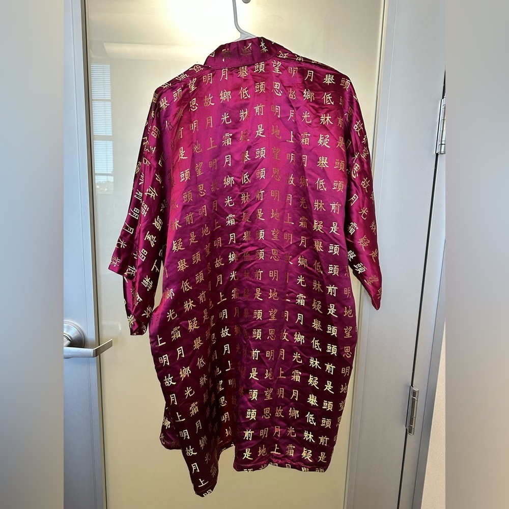 NWT 100% silk kimono, vintage , Burgundy gold, Chinese characters, w/Belt XL - Picture 6 of 6